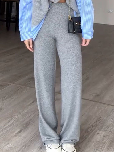 Stylische Strickbluse und Hose